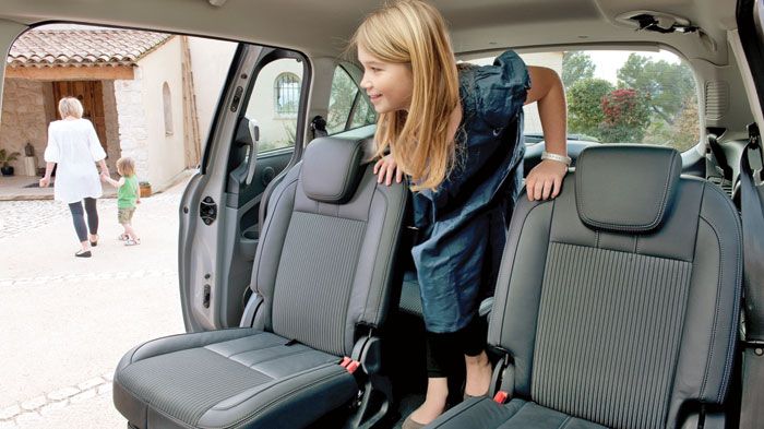 Η πρακτικότητα των Ford C-MAX και Grand C-MAX είναι δεδομένη, με τα καθίσματα των πίσω σειρών να αναδιπλώνονται ανεξάρτητα, να σηκώνονται προς τα εμπρ